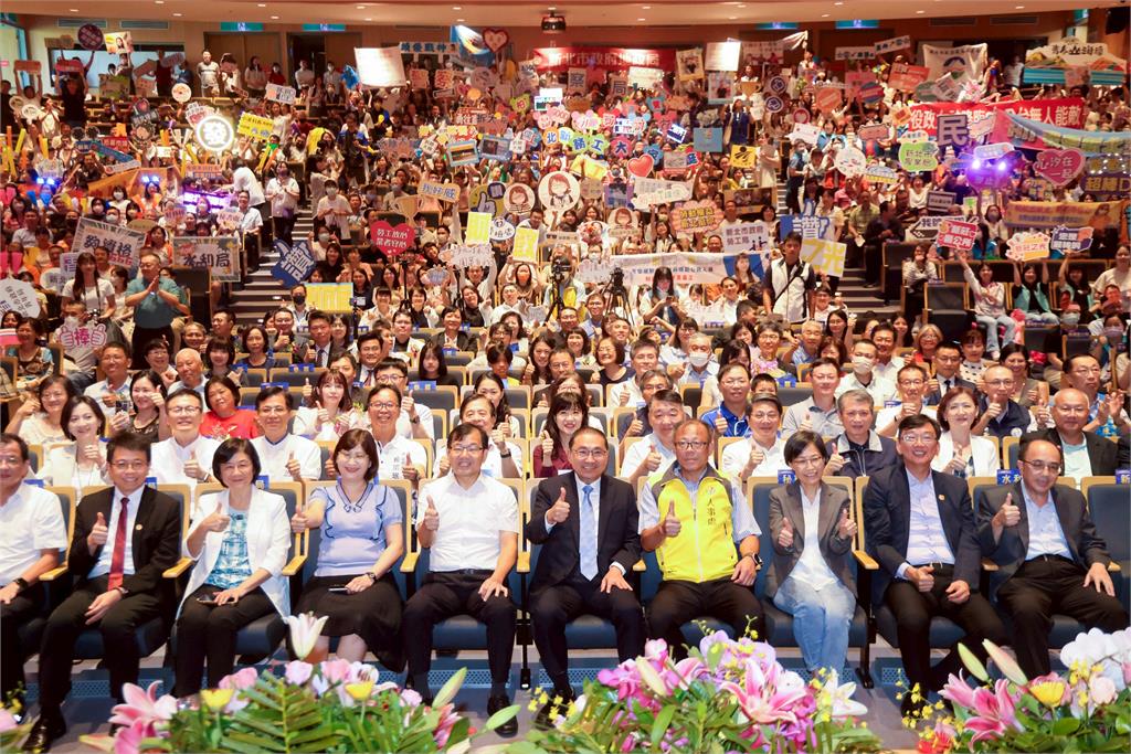 快新聞/表揚模範公務員 侯友宜:齊心讓新北成為幸福城市