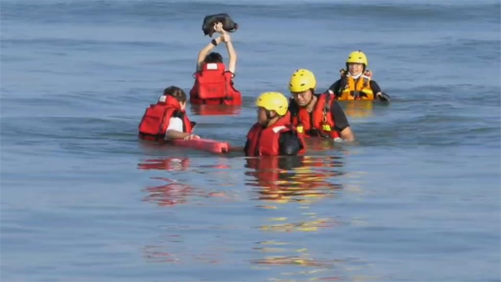 2台中女海邊踏浪險.... 下秒「淹上頸部」受困  海巡急搶救