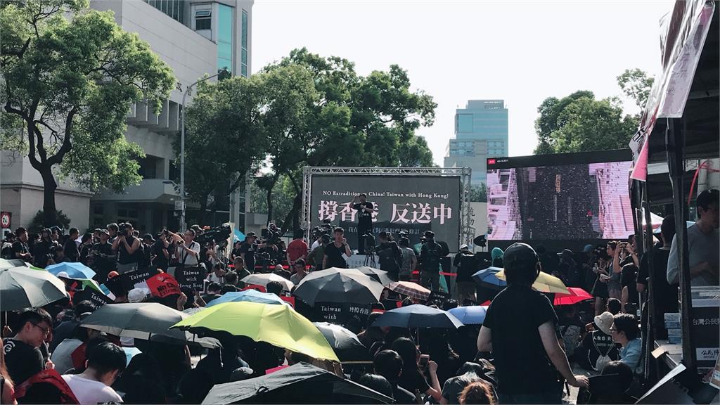 影／台灣「撐香港，反送中」 立院外集結上萬黑衣人響應