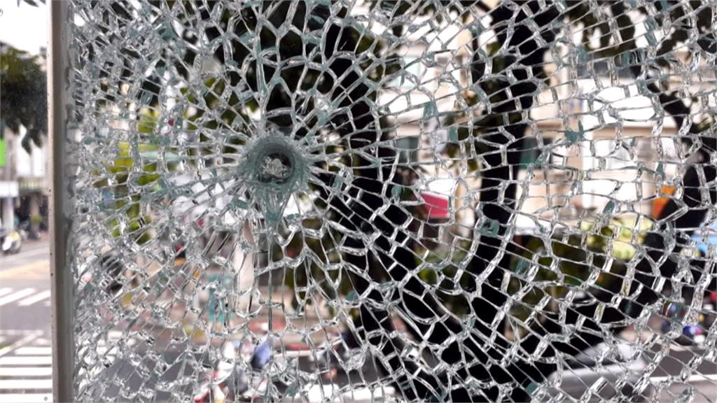 高雄又傳槍擊？精品店玻璃碎成蜘蛛網狀