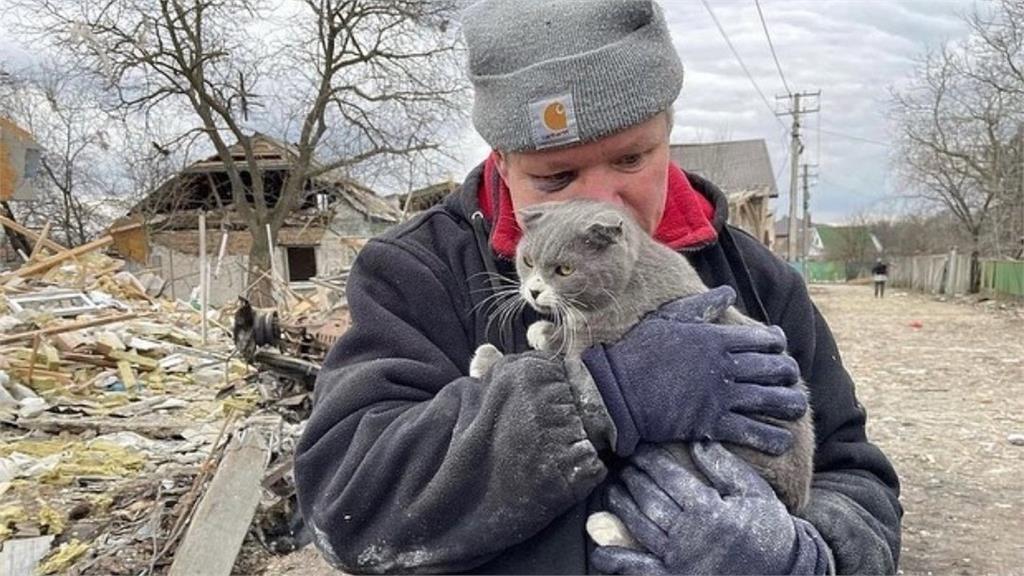 俄軍轟炸小鎮「全家11人被炸死」鼻酸畫面曝　烏克蘭大叔忍淚緊抱愛貓