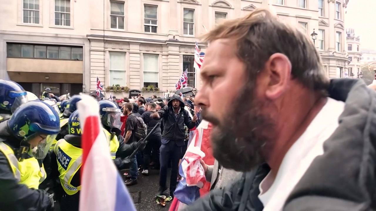 英國爆發反移民示威　15萬人上街、馬斯克視訊參與力挺