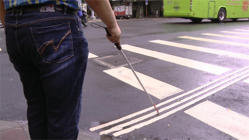 影／視障男過馬路突迷向「誤闖車道」！司機見他「1舉動」秒衝下車拉人