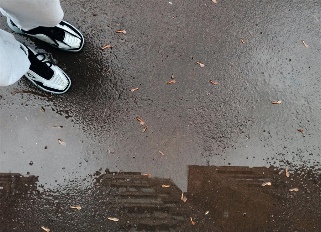 雨天鞋濕別慌！6大極速乾鞋技巧 不傷鞋又能除臭