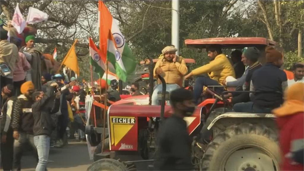 不推動農改 印度國慶上萬輛拖拉機衝進新德里錫克教等印度裔民眾  譴責農改無疑是滅小農