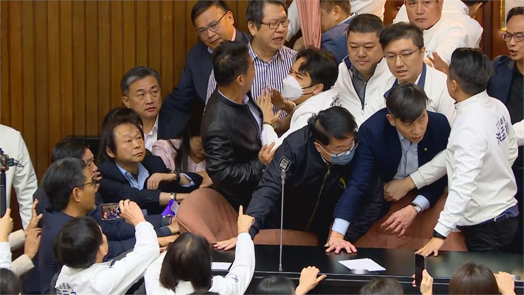 快新聞／朝野爆肢體衝突！　國民黨突襲審選罷法、反對運動部成立