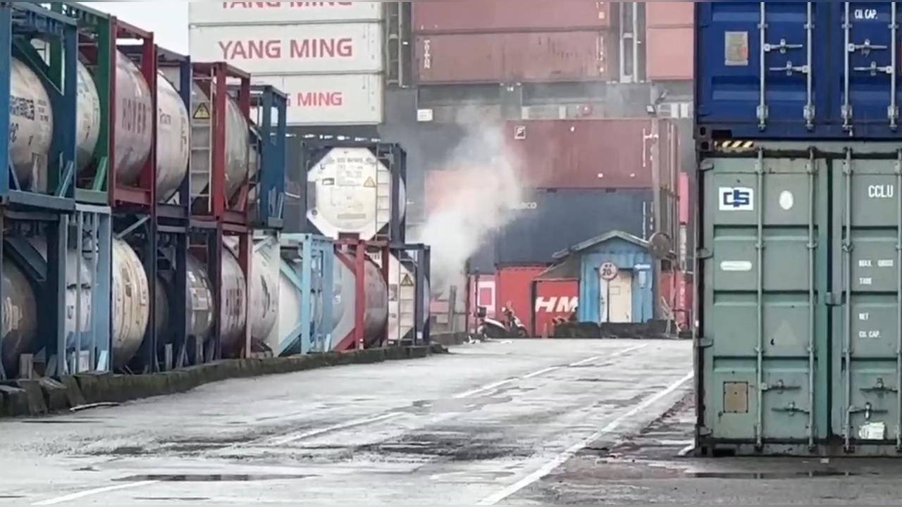 快新聞／基隆港西20碼頭驚傳「化骨水」外洩！現場緊急封鎖暫停作業
