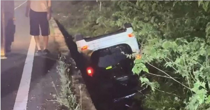 離奇！雲林轎車自撞排水溝「倒頭栽」　母子3人受困無法動彈