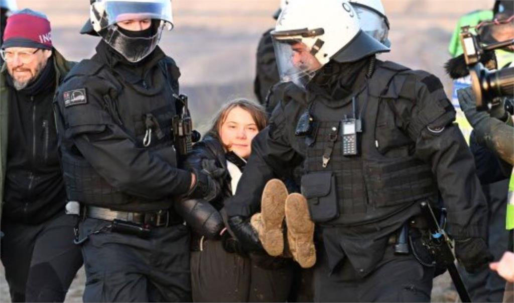 瑞典環保少女童貝里被逮捕！　遭警架走「還面帶微笑比讚」　