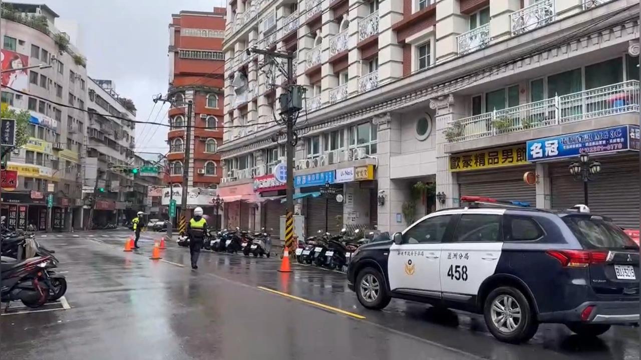 快新聞／新北蘆洲風雨交加！鐵皮遭吹飛懸掛電線　警急拉封鎖線