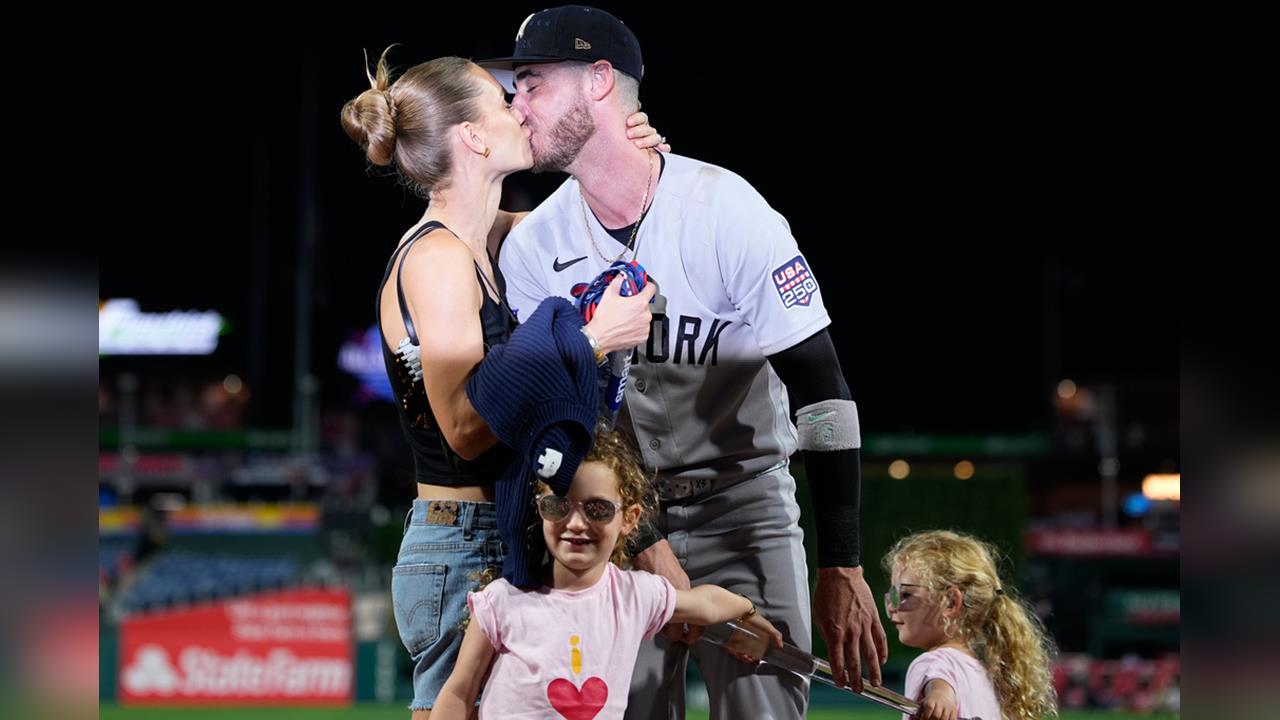 MLB(影)／爸爸拿MVP、女兒玩紅土！洋基貝林傑抱獎盃與家人的幸福時刻