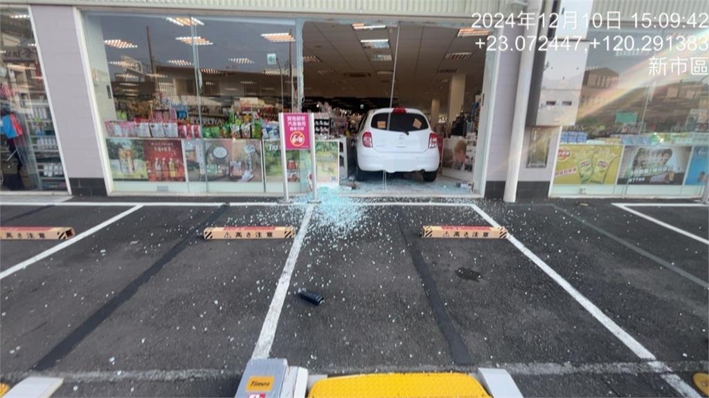 疑停車不慎撞美妝用品店　民眾笑稱：這店也有得來速嗎？