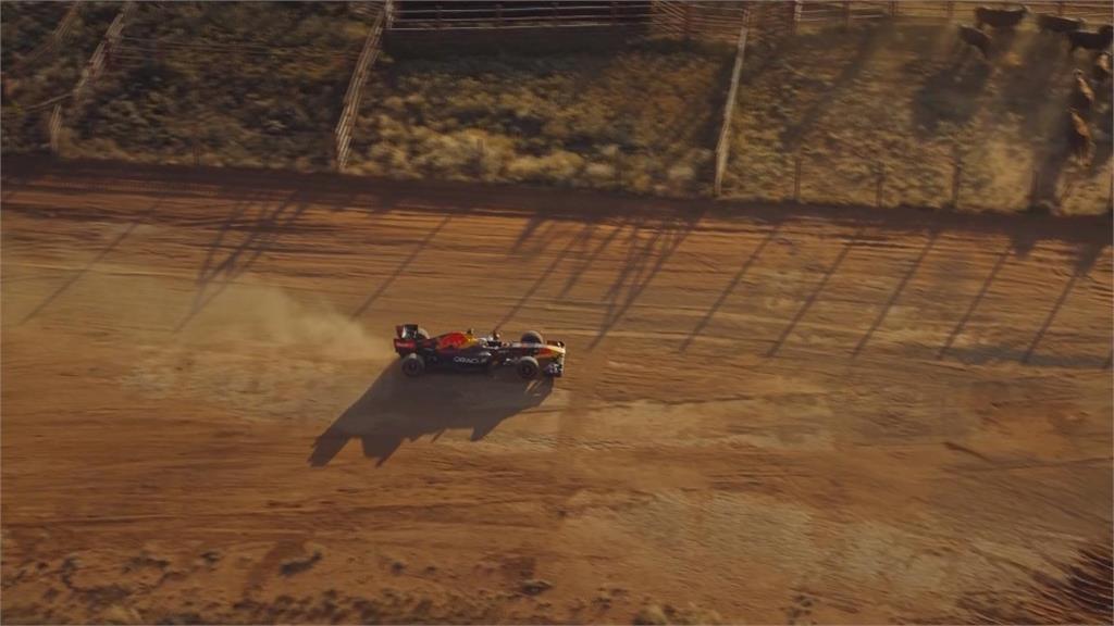 宣傳F1澳洲大獎賽　紅牛車手里卡多鳳還巢荒漠尬車