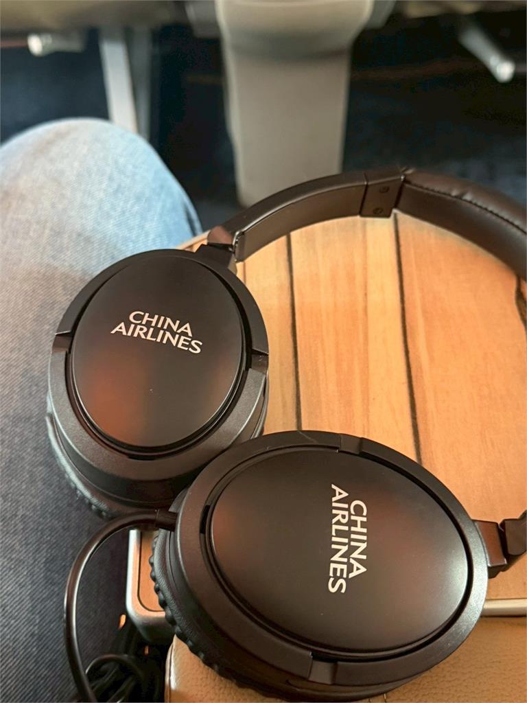 華航豪經艙獲封高CP值神座!降噪耳機、高規娛樂系統成「商務艙平替」關鍵