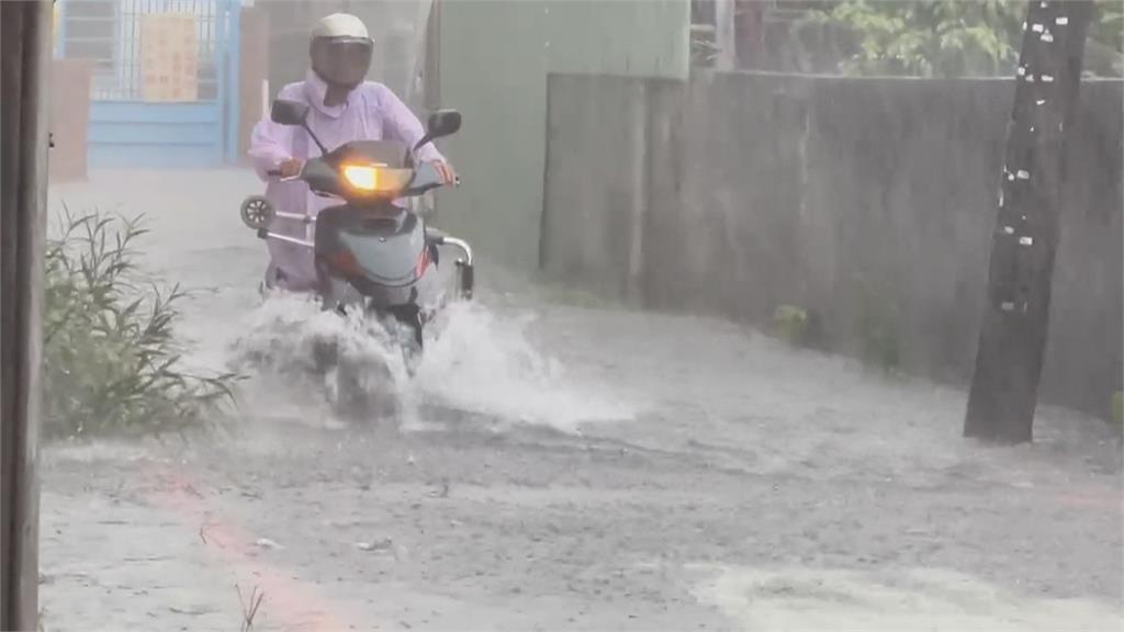 雷雨彈狂炸!屏東市區路面積水 高雄山區民眾預防性撤離