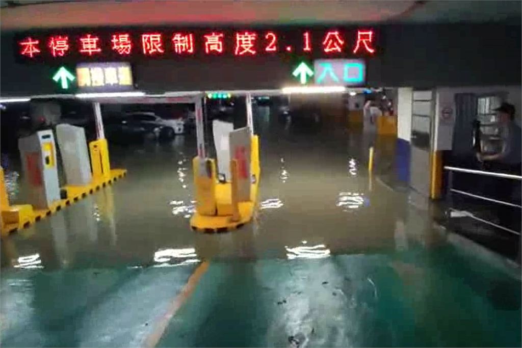 快新聞／宜蘭暴雨「水灌地下停車場淹20cm」 市區道路汪洋一片