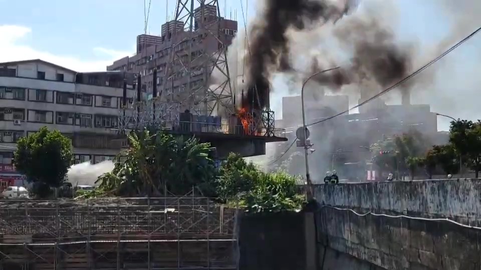 快新聞／新北中和變電塔爆炸起火「濃煙狂竄」　消防拉水線灌救