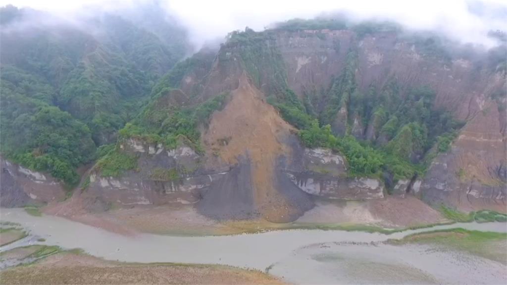 不敵連日雨沖刷 直擊南投小黃山坍塌