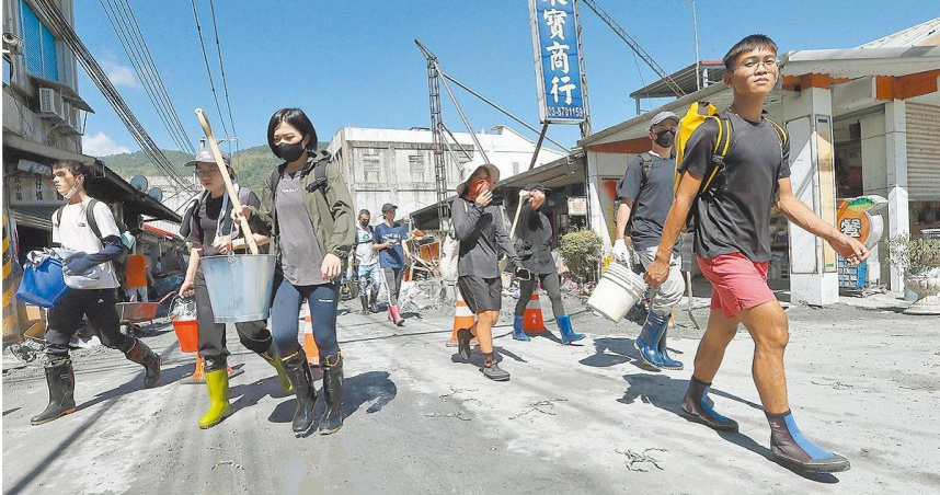 光復「這校」需要鏟子超人幫忙　受災戶在門口貼「我需要志工協助」