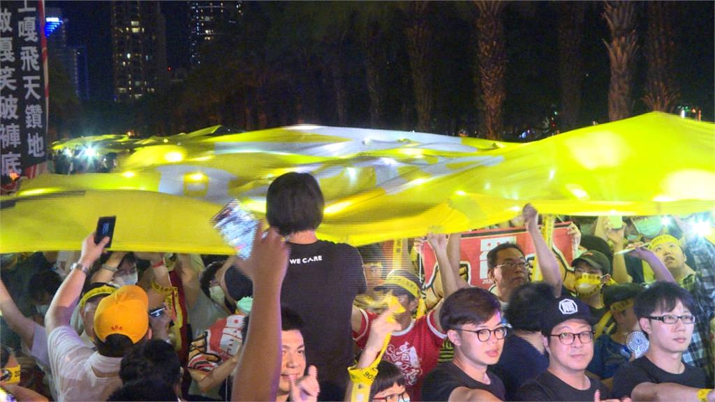 高舉百公尺長「超級黃絲帶」罷韓遊行催出市民投票熱情