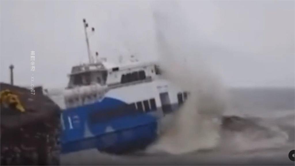 東琉線海上航行如海盜船　小琉球沙灘滿是枯木美景變色