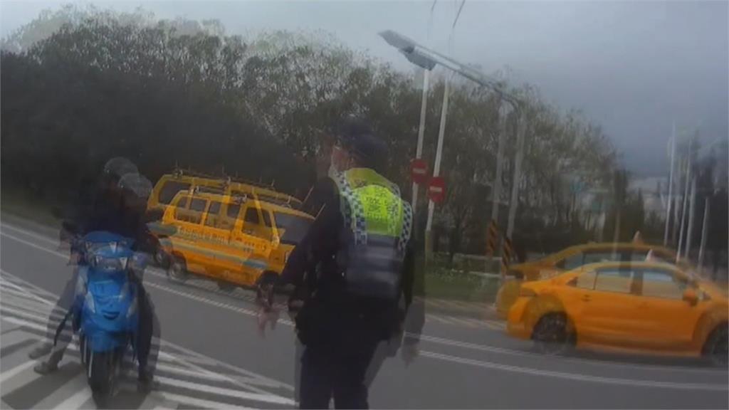 綠燈還在滑手機　警攔查意外搜出海洛因