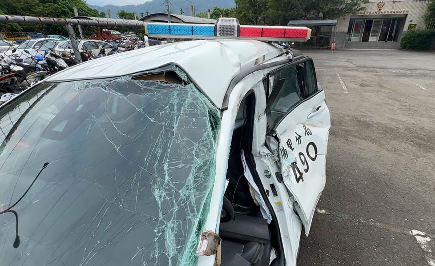 警車尾隨疑違規機車　遭「鐵牛車」攔腰撞2警傷