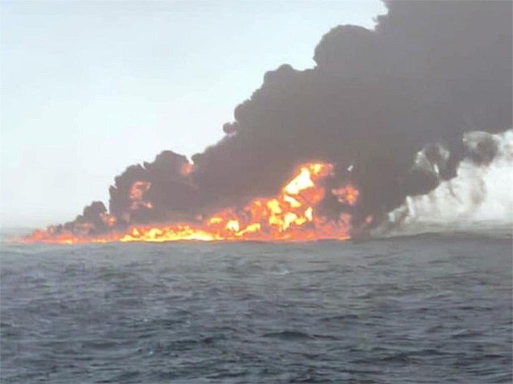 美軍油輪與氰化物貨船在北海相撞爆大火　「駭客控制自殺式衝撞」陰謀論四起