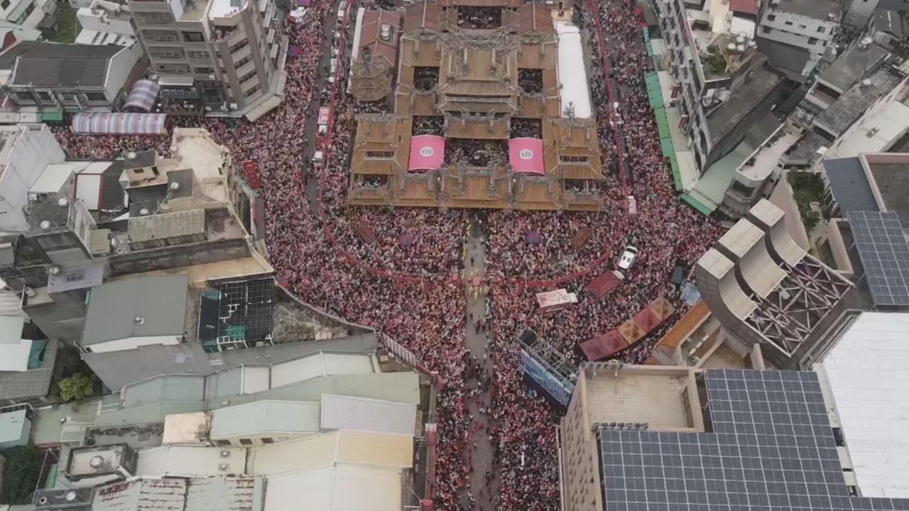 白沙屯媽祖三進三退衝朝天宮　上萬香燈腳高喊：進喔