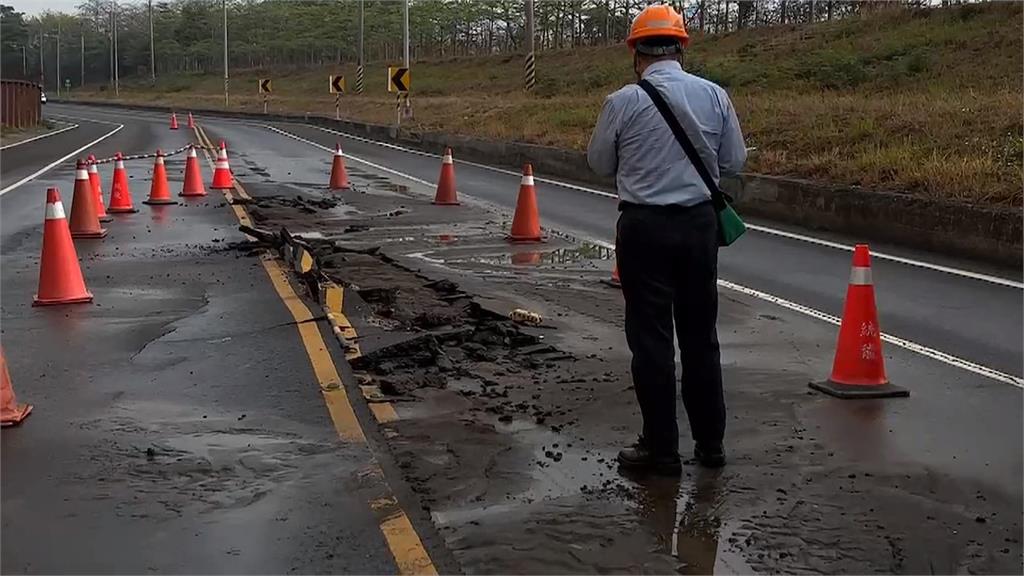 自來水爆管柏油路碎裂　大寮路面出現大坑洞