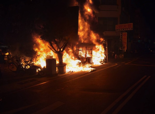 快新聞／騎士哭哭！台南市北區公園路旁停車場大火 36輛機車全毀或半毀