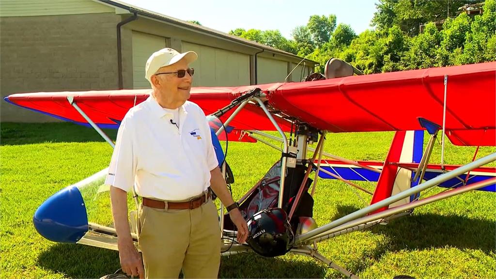 熱愛藍天！　美國91歲飛行員阿公一飛就飛70年