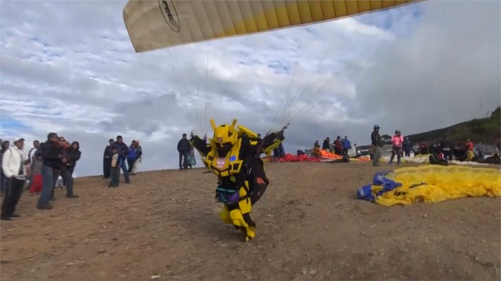 玻利維亞高山飛行傘 選手精心變裝引人矚目