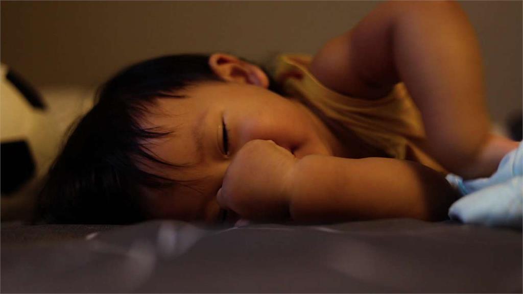 小孩睡不好全家都受累!兒童睡眠檢查是什麼? 醫提檢查「3要」、「3不要」