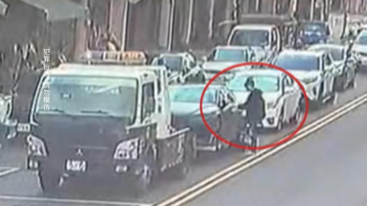 誇張！　拖吊途中撕封條上車　男謊稱「在車上睡覺」遭行車紀錄器打臉