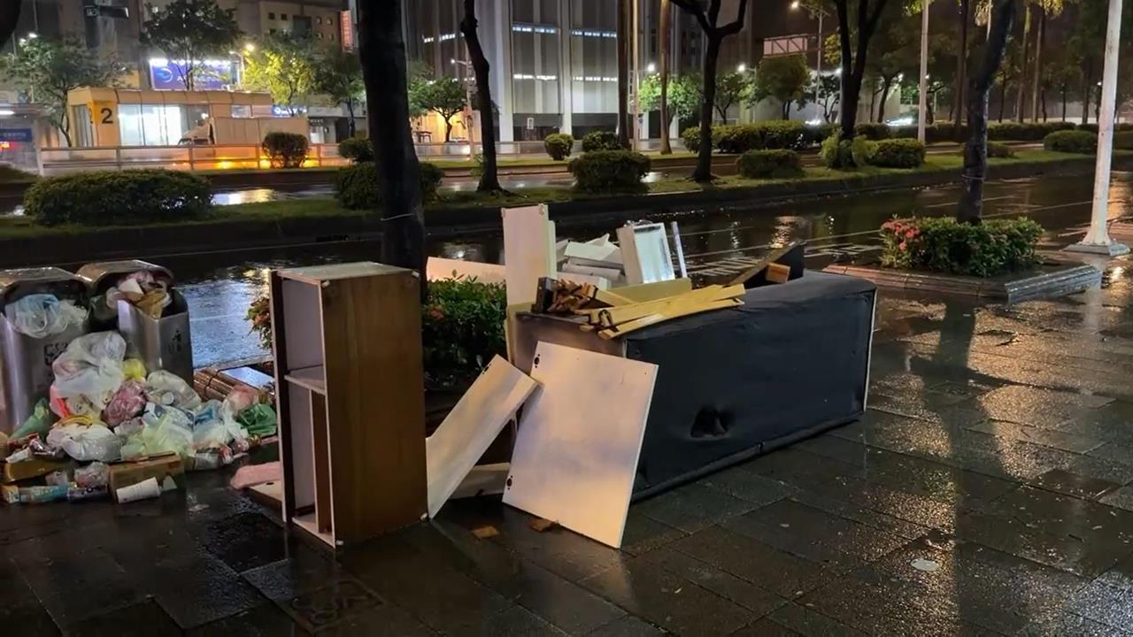 快新聞／飛天凶器？巴威颱風襲台　西門町捷運周邊驚見「廢棄家具、垃圾堆」