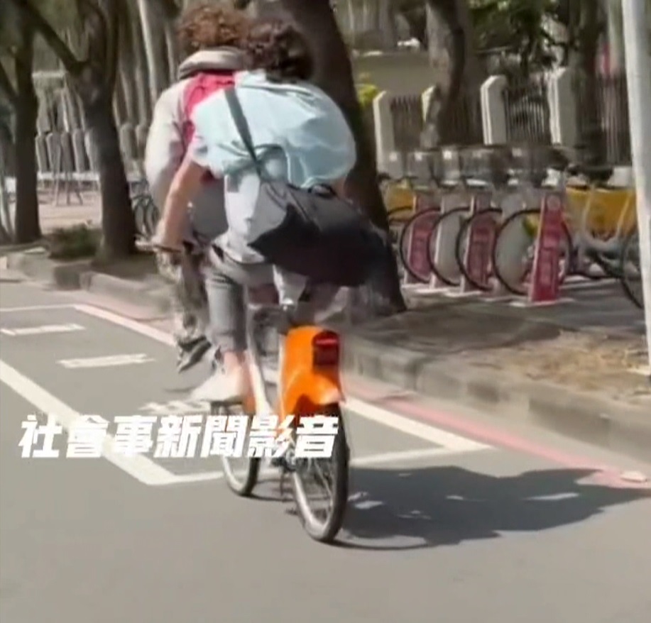 馬路亂象多!共享單車雙載「置物籃變前座」 驚見小黃司機睡著打呼