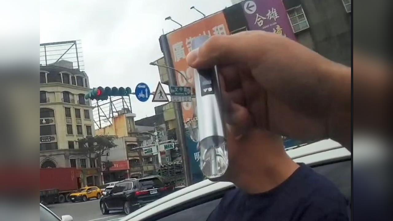 扯！男在路中央睡1小時　手握「喪屍煙彈盒」