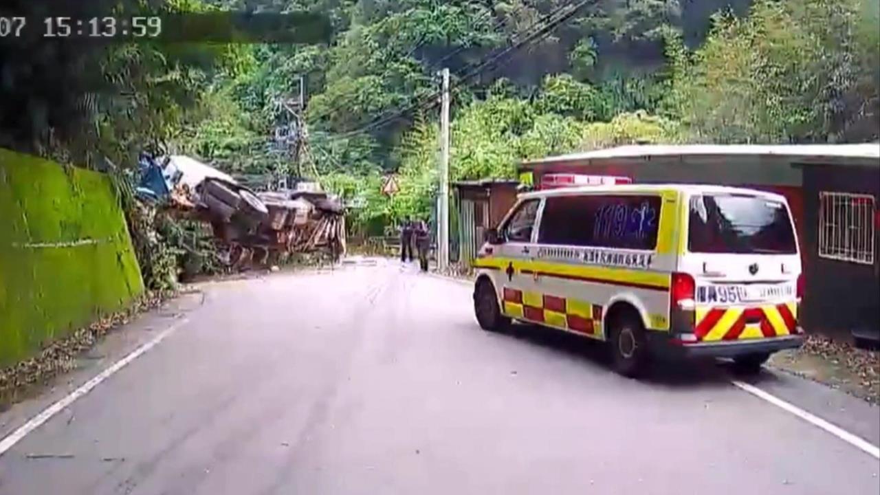 驚悚！桃園水泥車「上坡打滑墜台7線」　駕駛當場身亡