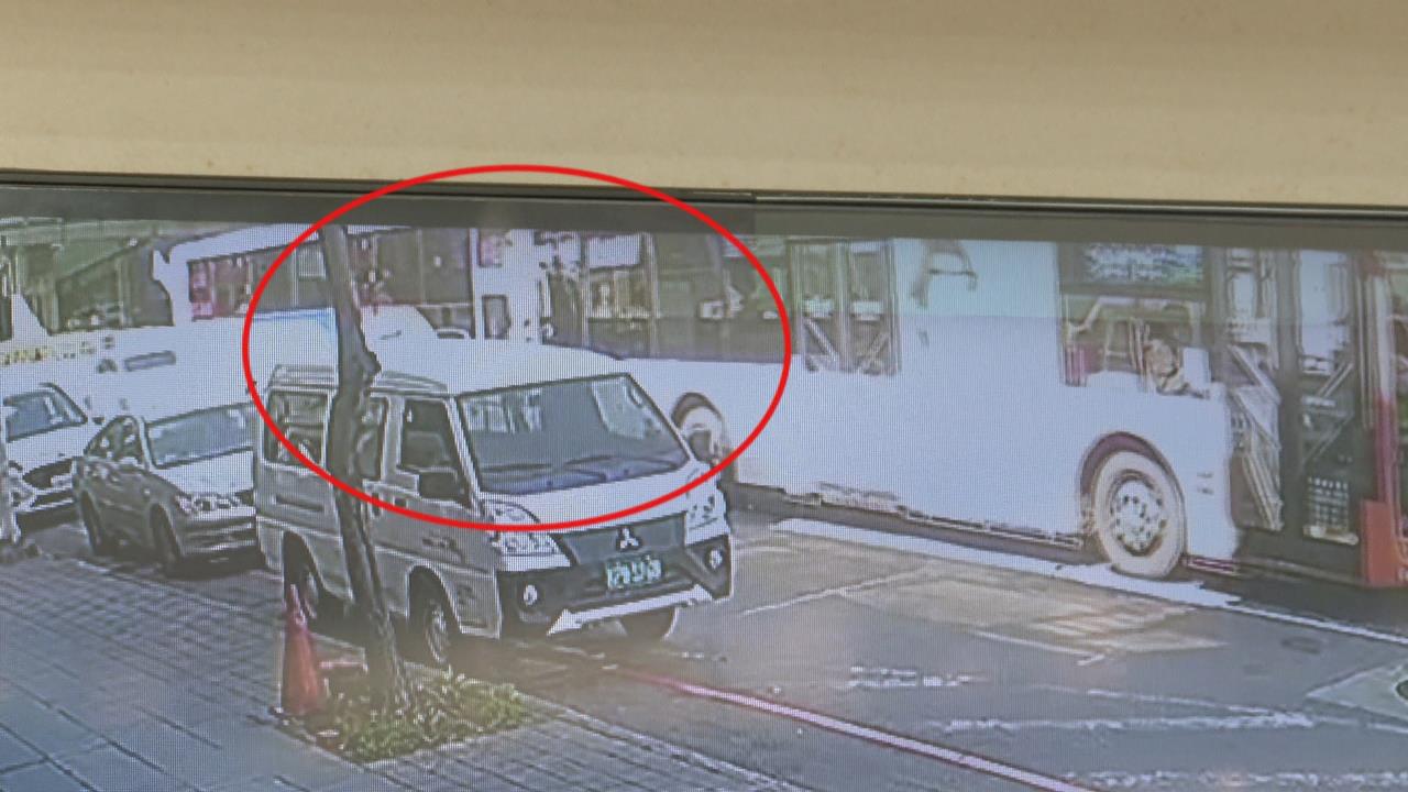 公車撞公車!私下和解沒報警 滿地碎玻璃「散滿車道」