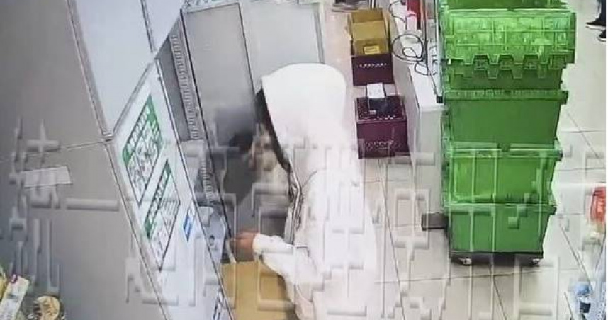 假買真偷!19歲女超商「空手套iPhone」 隨身帶喪屍煙彈