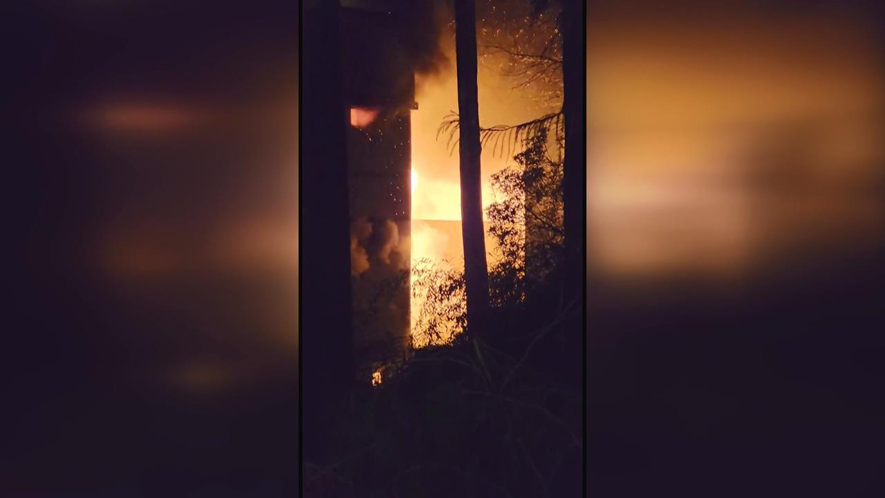 阿里山高峰飯店火警！　疑電線走火「火勢猛烈」耗３小時撲滅