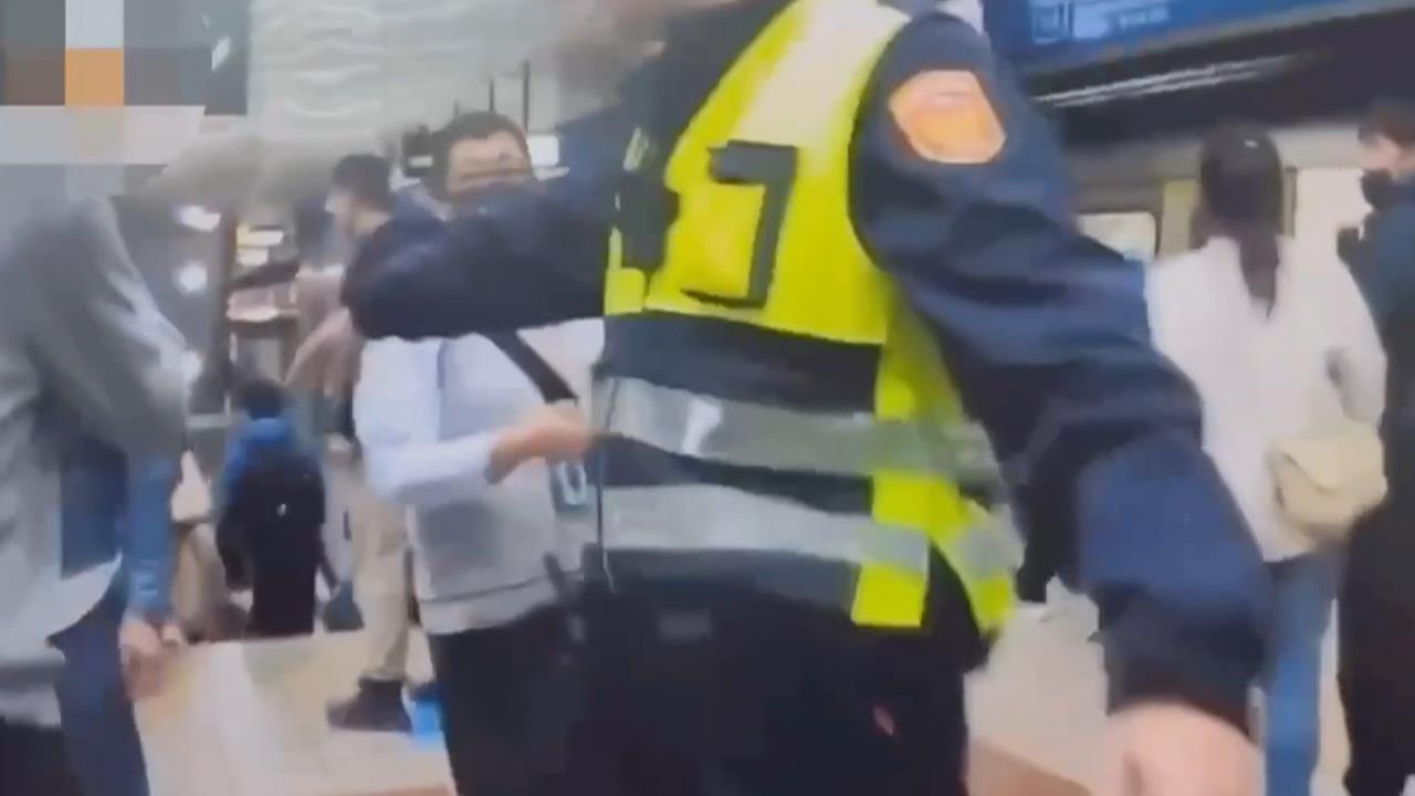 「腳太開」一路碰！　2男捷運爆衝突一路鬧到月台