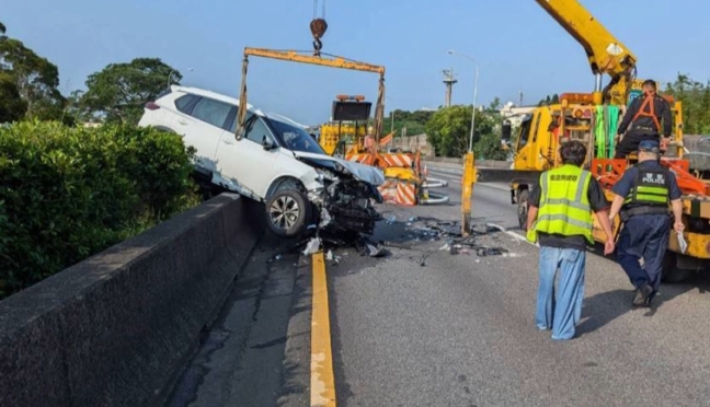國1南下三義段車禍！　駕駛開自駕系統撞緩撞車