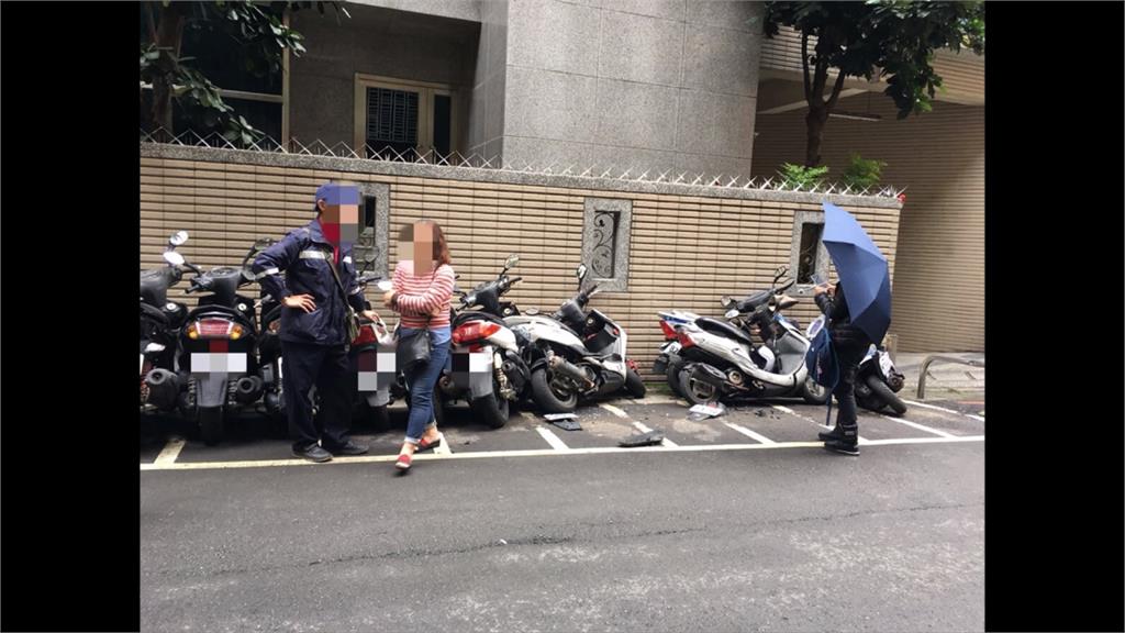 64歲女駕駛疑不熟車況 連撞路旁12輛機車