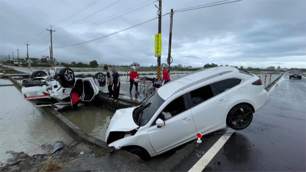 疑未減速禮讓！　兩車相撞釀9傷　休旅車頭栽進水溝　轎車四輪朝天