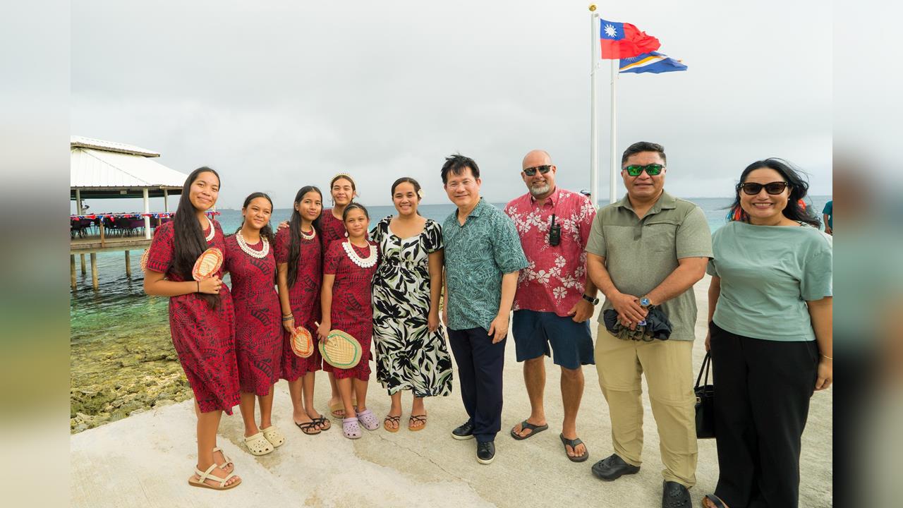 快新聞／夢幻藍海震撼曝光！林佳龍深入馬紹爾秘境　見證台馬合作成果