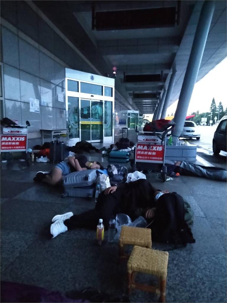 澎湖機場驚見「旅客攤地睡」！網曝航班太少慘況：是在逃難？