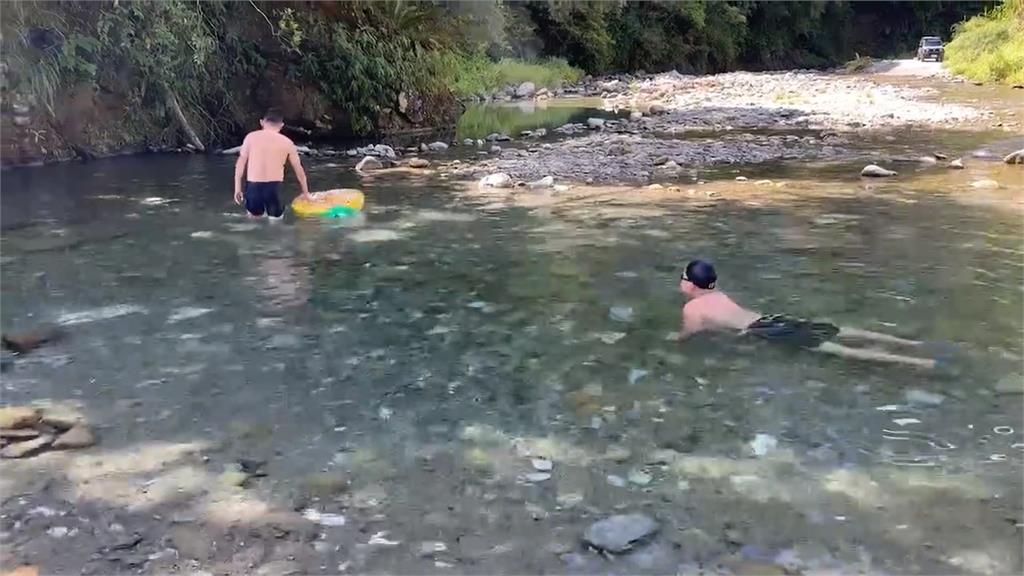 耍帥？男開吉普車硬闖宜蘭武荖坑溪流