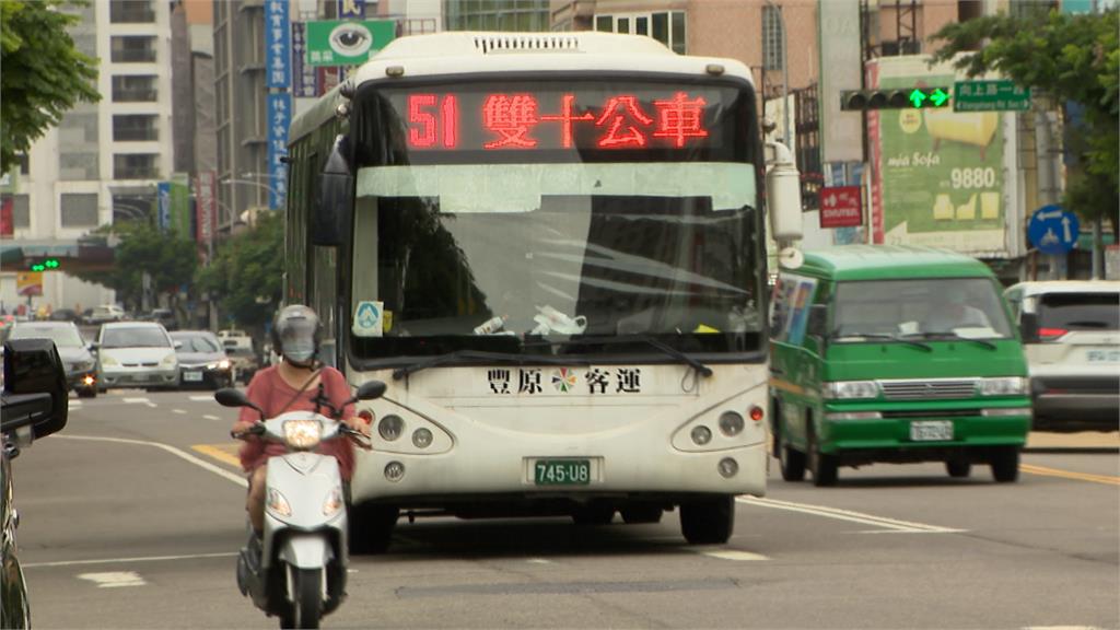 不滿乘客顧聊天 公車司機「過站100公尺」才停車